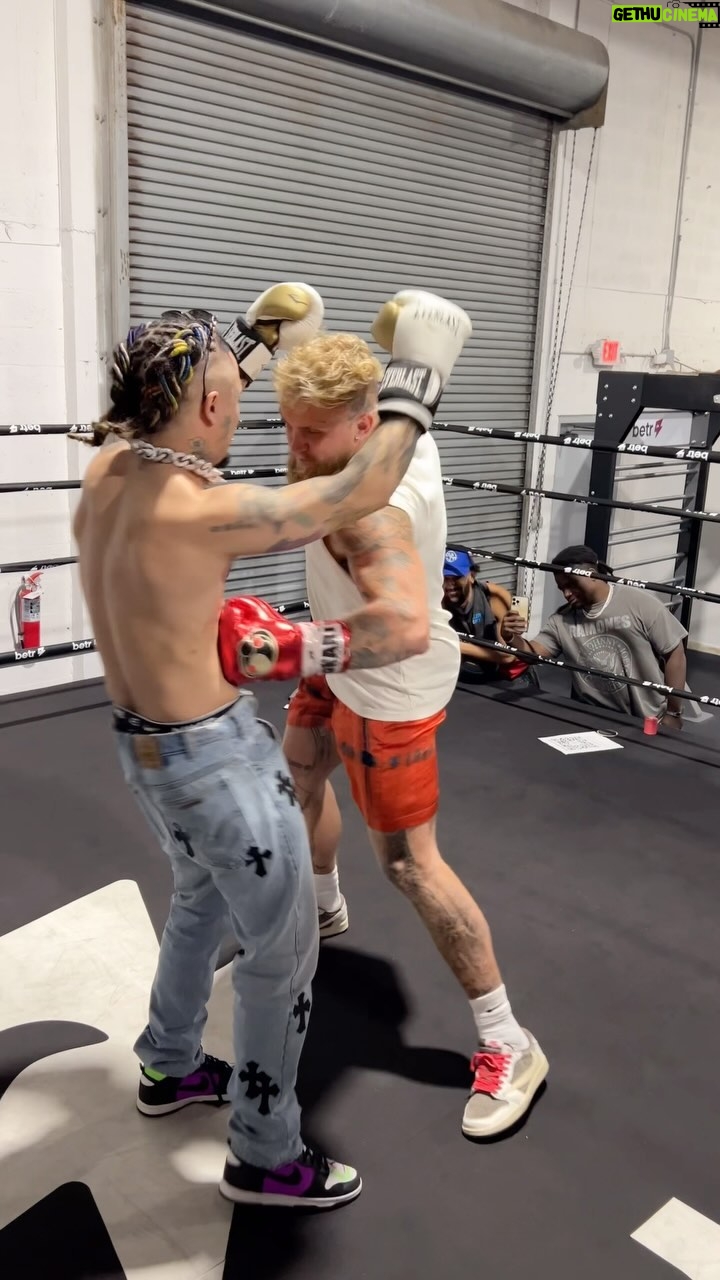 Lil Pump - 1.5 Million Likes - Jake Paul is officially 10-1 😅
Not gonna lie, that liver shot made me feel like I was dying 😂😭