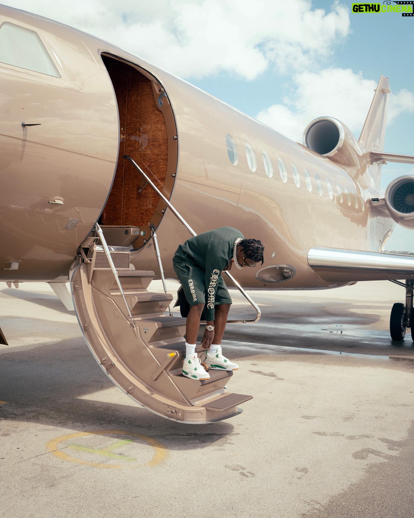 Lil Tjay Instagram - I didn’t even mean to shoot him … he just caught me by surprise 😱😱🤗✈️ #freemellymybdaytwin