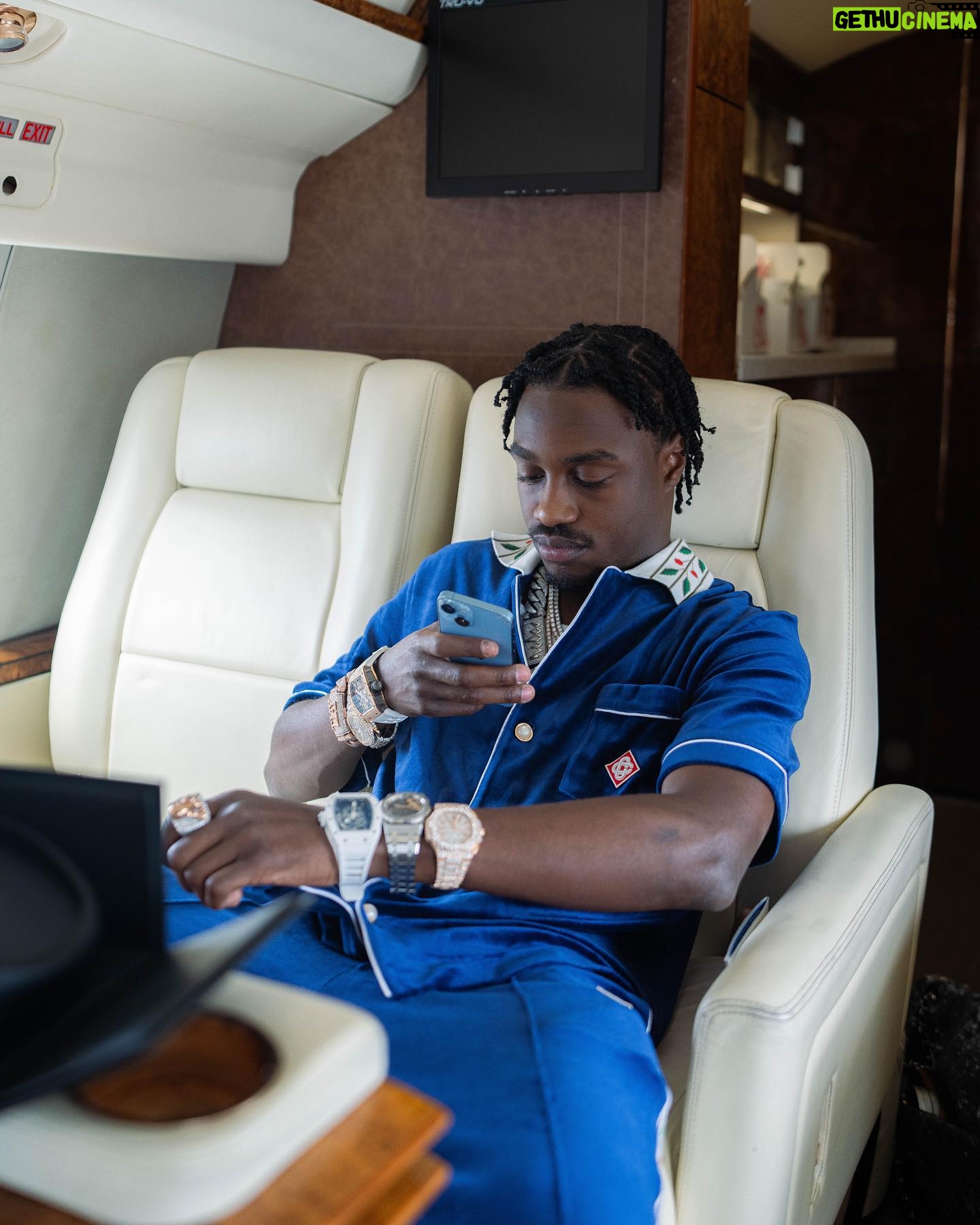 Lil Tjay Instagram - I AINT HEAR NUN THE BLOGS SAID CAUSE WHERE IM AT IT AINT NO SERVICE 🌴… 500 ON MY BDAY SHI** BOUT NUN I DESERVE IT 🤷🏾♂️✈️