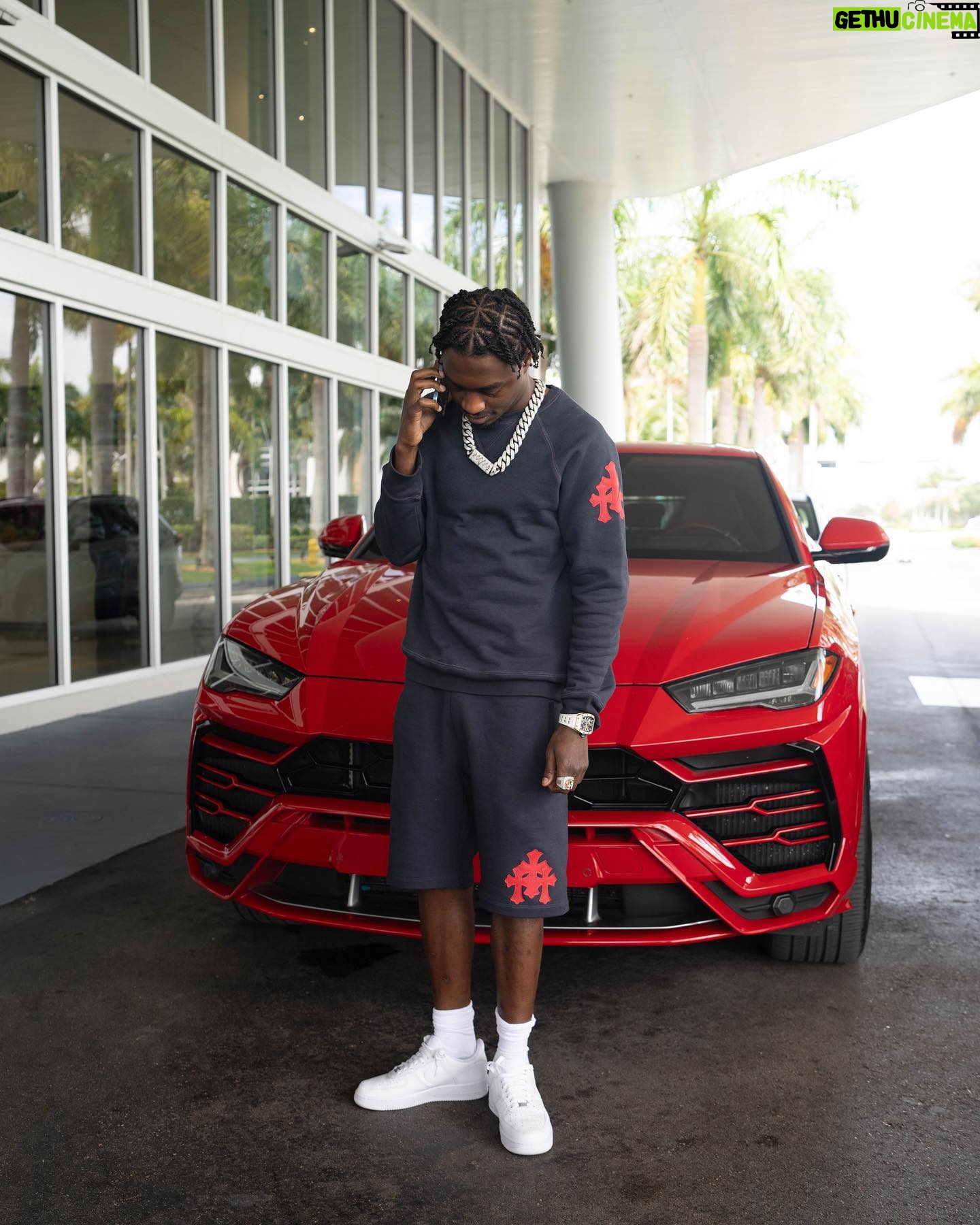 Lil Tjay Instagram - I AINT HEAR NUN THE BLOGS SAID CAUSE WHERE IM AT IT AINT NO SERVICE 🌴… 500 ON MY BDAY SHI** BOUT NUN I DESERVE IT 🤷🏾♂️✈️