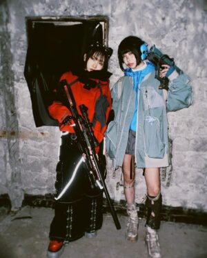 Lilas Ikuta Instagram - ano feat.幾田りら「絶絶絶絶対聖域」
Music Video
皆さん観てくれましたか？🛸

人類の生存を懸けたバトルロワイヤル🎮

りらスナイパー🔫ということで、Military action adviserの方にご指導いただきながら、初めてのガンアクションにも挑戦しました🗯
サブマシンガンをぶっ放しながら駆け回るあのちゃんさすがに格好良い🎧
最後の二人らしい結末に、胸いっぱいです。
皆さま隅々までチェックして楽しんでみてください☺︎