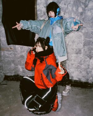 Lilas Ikuta Instagram - ano feat.幾田りら「絶絶絶絶対聖域」
Music Video
皆さん観てくれましたか？🛸

人類の生存を懸けたバトルロワイヤル🎮

りらスナイパー🔫ということで、Military action adviserの方にご指導いただきながら、初めてのガンアクションにも挑戦しました🗯
サブマシンガンをぶっ放しながら駆け回るあのちゃんさすがに格好良い🎧
最後の二人らしい結末に、胸いっぱいです。
皆さま隅々までチェックして楽しんでみてください☺︎