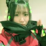 Lilas Ikuta Instagram - ano feat.幾田りら「絶絶絶絶対聖域」 Music Video 皆さん観てくれましたか？🛸 人類の生存を懸けたバトルロワイヤル🎮 りらスナイパー🔫ということで、Military action adviserの方にご指導いただきながら、初めてのガンアクションにも挑戦しました🗯 サブマシンガンをぶっ放しながら駆け回るあのちゃんさすがに格好良い🎧 最後の二人らしい結末に、胸いっぱいです。 皆さま隅々までチェックして楽しんでみてください☺︎