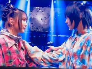 Lilas Ikuta Instagram - Mステ📺ano ×幾田りらで「絶絶絶絶対聖域」と「青春謳歌」の2曲をフルサイズTV初パフォーマンスでした❕
"悪幾田りら"＆"柔らかあの"いかがでしたか？💭

思いっきりシャウトしちゃいました、ライブでは初公開、そして母艦もデストラクション、テレビでこんなことできるなんて、全方位に感謝です。絶絶絶絶対聖域とにかく楽しかった！

青春謳歌を書いているとき、ずっとあのちゃんの生歌を想像してたから、心の込もった歌唱に胸がぎゅっとなった！とっても嬉しかった！ありがとうー！
実は間奏部分で、配信音源とは違う門出とおんたんの会話をMステ用に収録して流させてもらってたのです！よーく聴いてみてね！

映画デデデデの前章が公開中、劇場でみるべし！そしてこの2曲に一緒に浸りまくろうぜ✌︎
こちらリハでのオフショット＆ムービーです👀