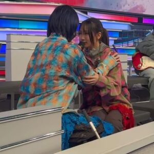 Lilas Ikuta Instagram - Mステ📺ano ×幾田りらで「絶絶絶絶対聖域」と「青春謳歌」の2曲をフルサイズTV初パフォーマンスでした❕
"悪幾田りら"＆"柔らかあの"いかがでしたか？💭

思いっきりシャウトしちゃいました、ライブでは初公開、そして母艦もデストラクション、テレビでこんなことできるなんて、全方位に感謝です。絶絶絶絶対聖域とにかく楽しかった！

青春謳歌を書いているとき、ずっとあのちゃんの生歌を想像してたから、心の込もった歌唱に胸がぎゅっとなった！とっても嬉しかった！ありがとうー！
実は間奏部分で、配信音源とは違う門出とおんたんの会話をMステ用に収録して流させてもらってたのです！よーく聴いてみてね！

映画デデデデの前章が公開中、劇場でみるべし！そしてこの2曲に一緒に浸りまくろうぜ✌︎
こちらリハでのオフショット＆ムービーです👀