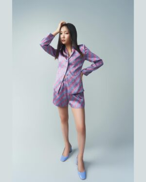 Lilas Ikuta Instagram - @ellejapan にて @emporioarmani さんの新作を着用させていただきました💠
"ELLE Japanデジタル"でインタビューページも公開されています💭
是非チェックしてください☺︎

Photo by @ph_o.h.n.o 
Stylist @sumire_hayakawa_stylist 
Hair & make-up @youca1220