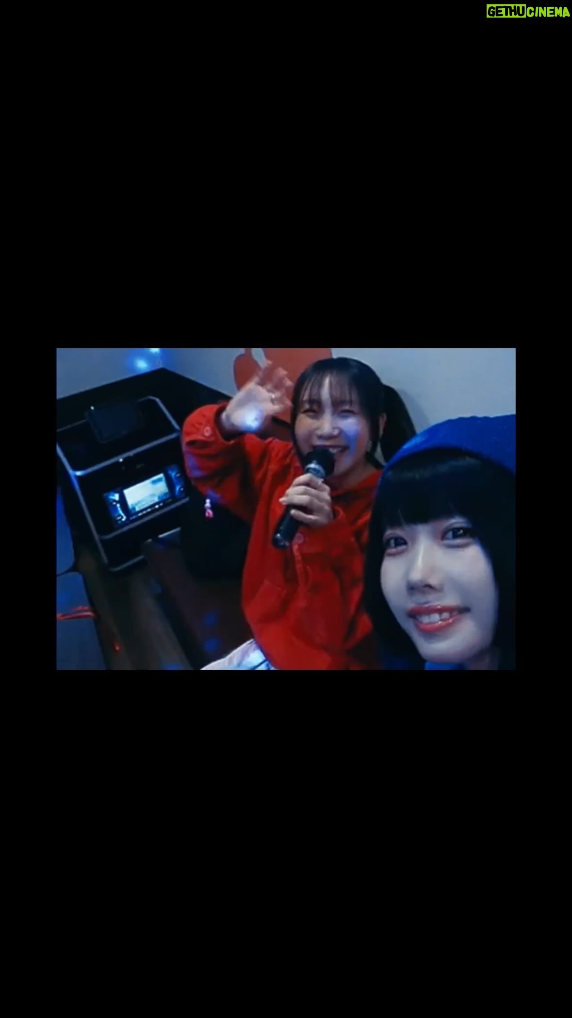 Lilas Ikuta Instagram - 幾田りら feat. ano「青春謳歌」 Music Video公開しました🍄 ハンディーカメラの温かみが”狂おしいほど愛おしい日々”を色褪せない思い出に記録してくれている感じがして、とっても気に入っています。 林響太朗監督やチームの皆さん、そしてあのちゃんと、その場その場でこんなことしてみようあんなことしてみようと話し合いながら撮影していく時間もまた、愛おしく楽しかったです。 “絶対”って曖昧な言葉じゃないから、素敵だなって思います。門出とおんたんがいつまでも青春を掻き鳴らしていますように! デデデデと共に何度でも、観て楽しんでもらえたら嬉しいです☺︎