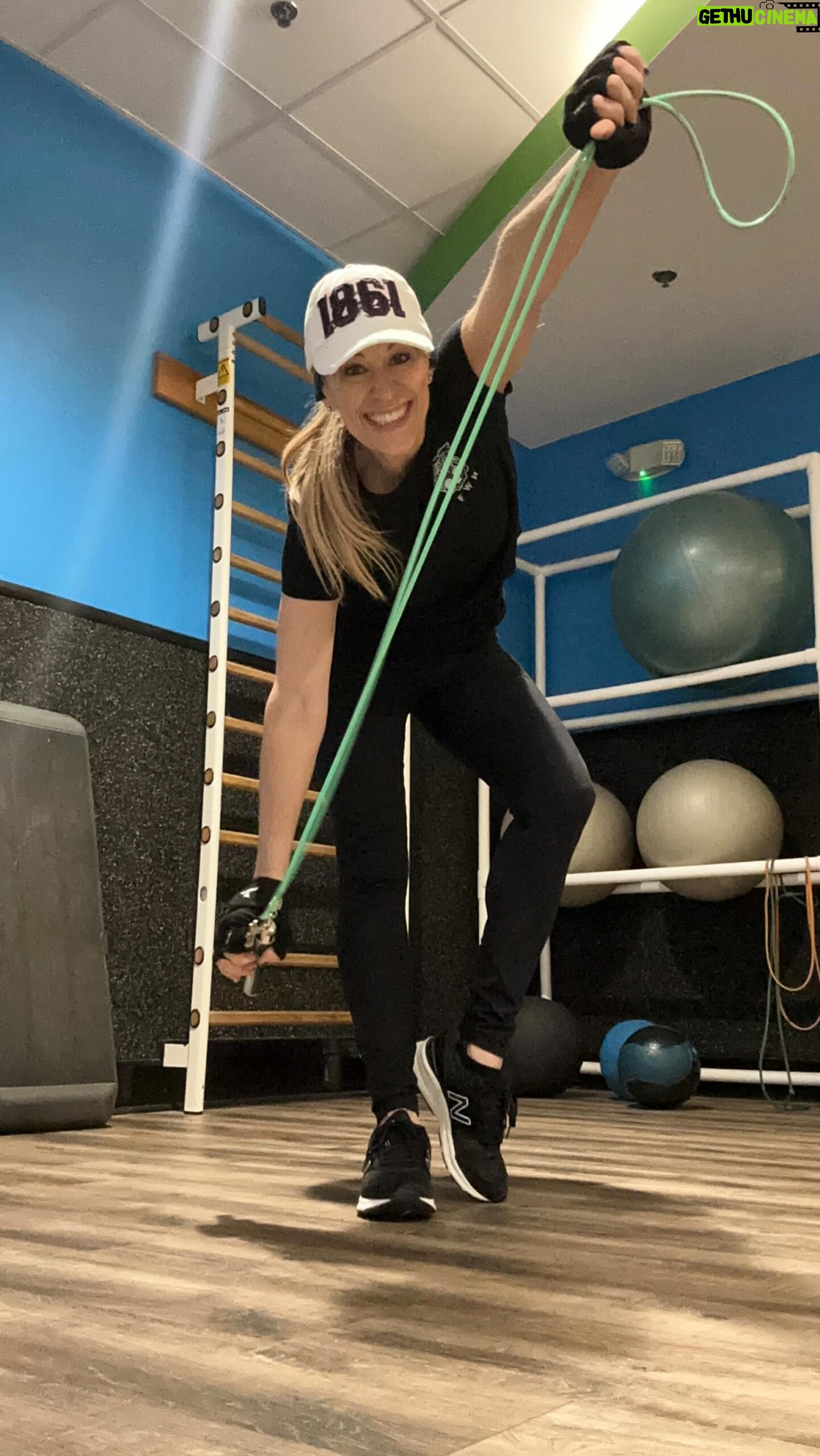 Lilián García Instagram - Happy Jumping Hump Day!! 🤸 Ok technically it’s only Hump Day but the jumping sure adds more fun. 😁 I’ve been jumping rope for over 20 years now. It’s such great cardio for your heart and inspires me to stay fit! The point is to pick something that makes fitness fun. Whether it’s jumping, swimming, hiking, lifting weights, brisk walking, shooting hoops, tennis, pickleball, rock climbing…are you getting the point?… just choose something to get your body moving!!! Share below what’s YOUR favorite fitness exercise!👇🏼 . . #jumprope #jumpingrope #jumpropetricks #jumpropetransformation #humpday