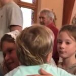 Lilián García Instagram - Kids always have a way of reminding us what’s important. Don’t underestimate the power of a hug. With more of this in our lives, we would be much better off.💛 Let’s allow this little girl to be our example by being the change we want to see in this world. Here’s my virtual hug to you!!! Have a great weekend🤗💛 . . #nationalhugday
