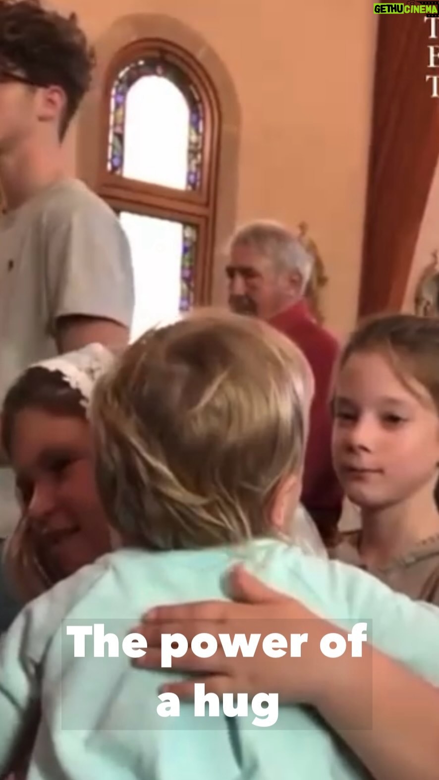 Lilián García Instagram - Kids always have a way of reminding us what’s important. Don’t underestimate the power of a hug. With more of this in our lives, we would be much better off.💛 Let’s allow this little girl to be our example by being the change we want to see in this world. Here’s my virtual hug to you!!! Have a great weekend🤗💛 . . #nationalhugday