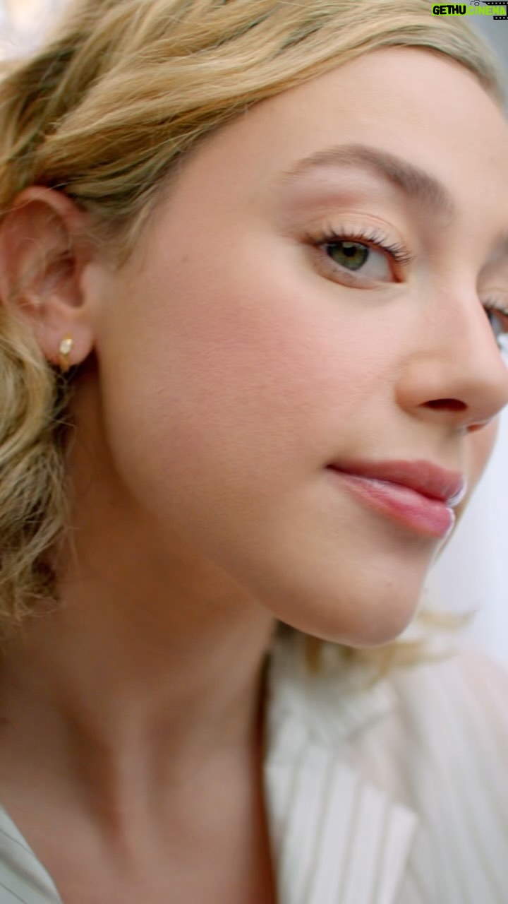 Lili Reinhart Instagram - @armanibeauty Prisma Glass lip gloss is my new go to💗 #armanibeautypartner