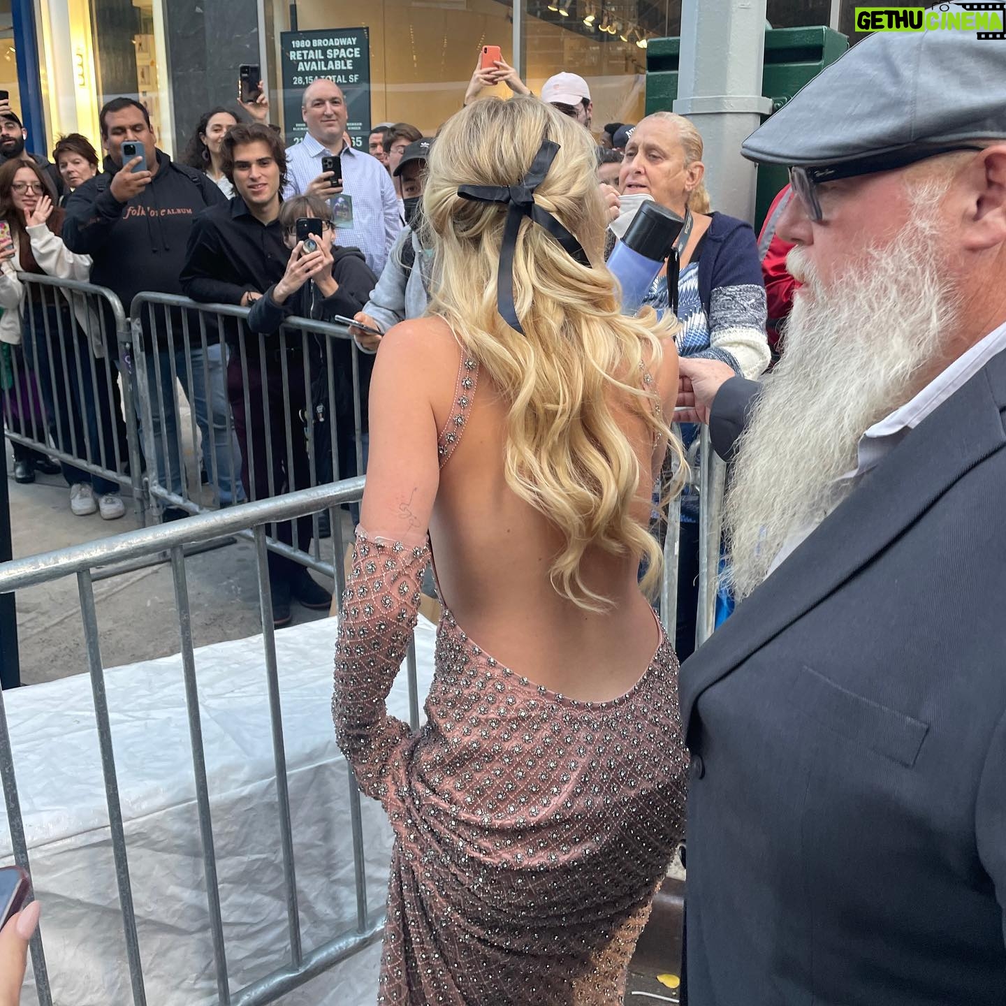 Lilia Buckingham Instagram - no words yet<3 @hocuspocusdisney premiere was magical and I’m so lucky to be apart of this wonderful team