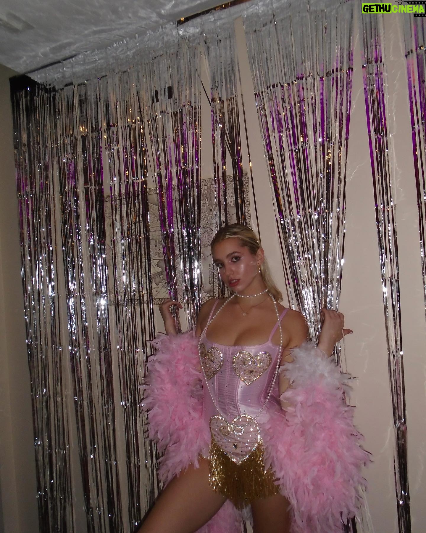 Lilia Buckingham Instagram - pink show girl city!🎀