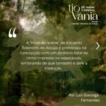 Lilian Blanc Instagram - *Crítica de Luiz Gonzaga Fernandes DI-LA-CE-RAN-TE! A melhor encenação a que assisti dessa peça, que é a minha favorita do teatro de Anton Tchekhov! Hesitei e refleti bastante sobre essa minha assertiva, temendo que fosse apenas uma impressão enganosa e questionável dessas do "calor da hora". A ação dessas "cenas da vida rural/do campo" ---- na definição do próprio dramaturgo ---- passa-se em 1896. Publicada no ano seguinte, só estreou no Teatro de Arte de Moscou em 26 de outubro de 1899 com encenação de Stanislavski e Dantchenko. Vânia (Brian Penido Ross), um homem de meia idade, e sua sobrinha Sônia (Anna Cecília Junqueira) passaram a vida toda  trabalhando incansavelmente e poupando quaisquer gastos supérfluos para poderem enviar dinheiro para a subsistência financeira do professor Serebriakov (Zécarlos Machado) ---- pai de Sônia ----, um suposto intelectual digno da reverência e admiração deles. Aposentado, Serebriakov vem com sua jovem esposa, Helena (Camila Czerkes), morar na propriedade campestre. É assim que Vânia terá a crucial percepção de que foi vítima de um engodo, pois o professor, apesar de sua empáfia e arrogância, é uma farsa absoluta e, a rigor, um homem oco que não entende nada de nada. Para agravar, Vânia se sentirá completamente atraído por Helena, uma mulher absolutamente sedutora, que também despertará sentimentos apaixonados em Astróv (Bruno Barchesi), médico (e ferrenho ecologista "avant la lettre") e amigo da família, justamente por quem a doce e tímida Sônia nutre uma afeição sem muita esperança de retribuição. Sendo este o cerne da trama, Tchekhov nos falará de frustrações e desencantos, de vidas equivocadas e inúteis. O fato incontestável é que a chegada desse casal citadino vai alterar e questionar muito além dos hábitos prosaicos e rotineiros dessas pessoas. Ao se abrirem as cortinas nos damos conta de um cenário vetusto e no centro do palco (seguindo a rubrica do autor) um balanço,  já que a oscilação é o ponto em comum no comportamento das personagens. A iluminação de Wagner Pinto jamais se permitirá o ofuscar da claridade, predominando penumbra e meios tons. (CONTINUA NOS COMENTÁRIOS).