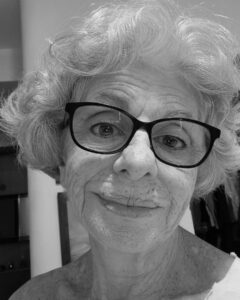 Lilian Blanc Instagram - Não sou ageless. Sou uma mulher de 73 anos. #naturalidade #terceiraidade #euenvelheço o @mikalinz