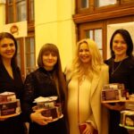 Liliia Rebryk Instagram - Для нас очевидним було у день усіх закоханих зізнатися в любові… дружинам військових! Мужньому, надійному тилу тих, хто з перших днів в***йни і до сьогодні дає відсіч ворогу 🤍 Нам так хотілося, аби цього дня вони не відчували самотність! Аби змогли трохи відволіктися від своїх тривог. Саме тому і була задумана спільна з @kyivbkk акція «Даруй кохання». Аби поділитися теплом, аби посміхнутися навіть, якщо важко, аби обійняти серцем 🫶 І нам це вдалося! Завдяки всім, хто взяв участь: виконавцям, партнерам, усім-усім небайдужим 🤍 Святковий захід «Даруй кохання» відбувся у такій теплій та такій емоційній атмосфері! А після — дружинам подарували близько 500 тортів від солодкого щастя @kyivbkk Бо ж коли, як не зараз, підсолоджувати життя 😉 Ми безмежно вдячні кожній, хто чекає, хто підтримує, хто стійко переживає те, що чоловік, ризикуючи життям, захищає нас із вами. Особлива подяка @yarmolenko_yuliia за ініціативу 💛 Вдячні партнерам свята: БО «Реальна допомога» @realhelp.me КиівХліб @kyivkhlib_ua АБК-Дніпро вода та напої - @abkdniprowater ГО Фенікс - @fenix_charity @galushka.kyiv @clinic_calm @christina_center_cosmetology Дякуємо за чудові виступи: Група Авіатор @aviatorofficial Люся Кава @lusyakava СолоХа @soloha_official Razo Nerusskiy @razo.music