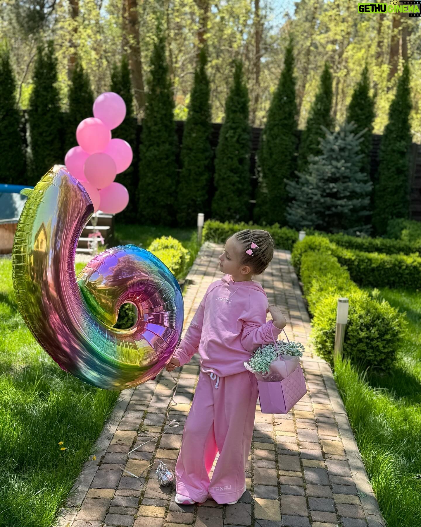 Liliia Rebryk - 91.6K Likes - Наша дівчинка-усмішка!
Дівчинка-ніжність!
Наша дівчинка-завжди влучний жарт!
Обожнюємо тебе за твою силу любити. За твоє уже зовсім не дитяче бачення світу. За твоє добро до всього живого. За вміння відчувати важкі моменти. За твої такі вже дорослі — чутливість і розуміння. За твою шалену допитливість.
З днем народження, наша Поліно 🩷 Будь щасливою! А ми просто завжди будемо поруч!
🩷🩷🩷🩷🩷
Family look @tanali_odessa 🌸