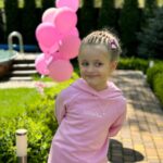 Liliia Rebryk Instagram - Наша дівчинка-усмішка! Дівчинка-ніжність! Наша дівчинка-завжди влучний жарт! Обожнюємо тебе за твою силу любити. За твоє уже зовсім не дитяче бачення світу. За твоє добро до всього живого. За вміння відчувати важкі моменти. За твої такі вже дорослі — чутливість і розуміння. За твою шалену допитливість. З днем народження, наша Поліно 🩷 Будь щасливою! А ми просто завжди будемо поруч! 🩷🩷🩷🩷🩷 Family look @tanali_odessa 🌸