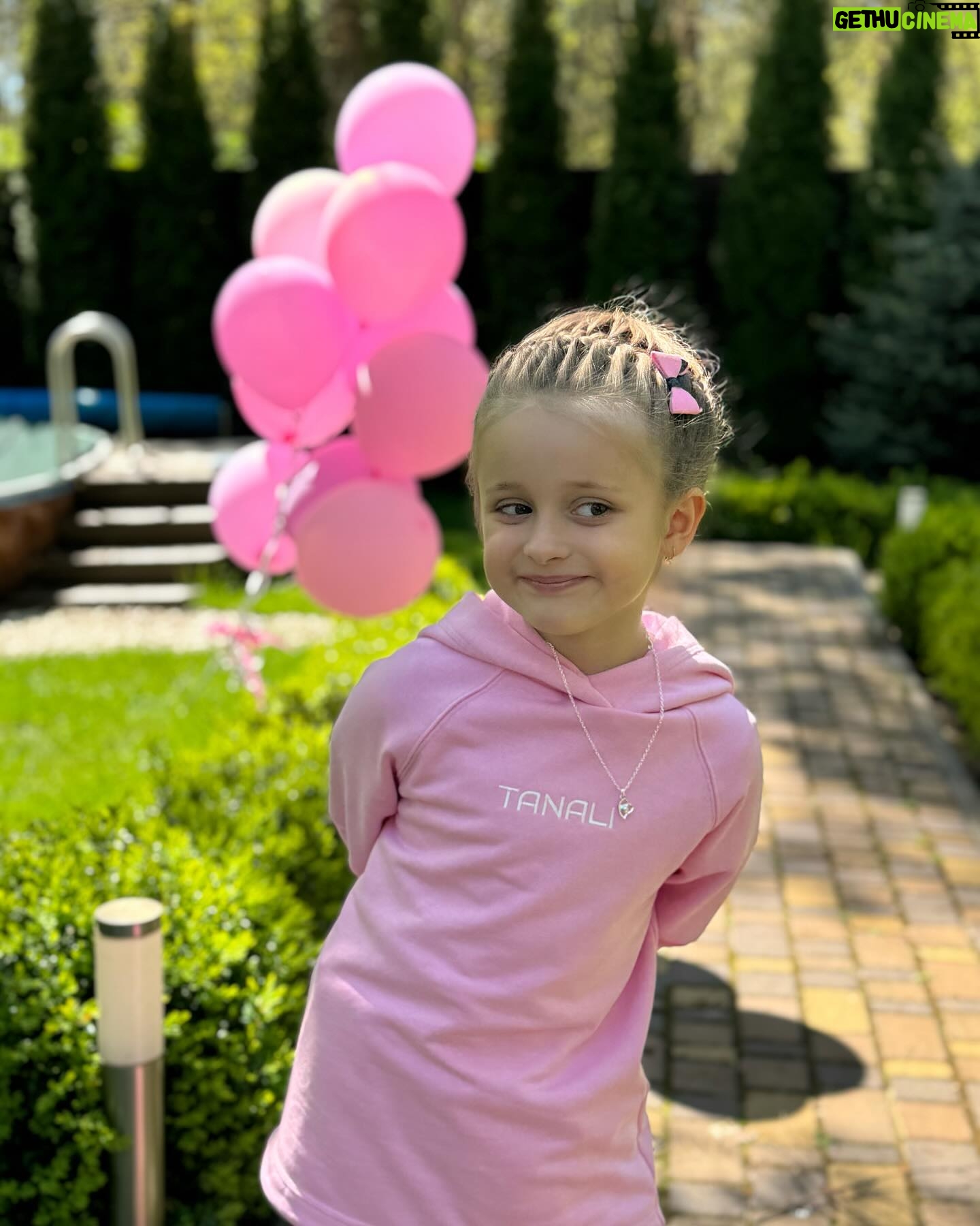 Liliia Rebryk - 91.6K Likes - Наша дівчинка-усмішка!
Дівчинка-ніжність!
Наша дівчинка-завжди влучний жарт!
Обожнюємо тебе за твою силу любити. За твоє уже зовсім не дитяче бачення світу. За твоє добро до всього живого. За вміння відчувати важкі моменти. За твої такі вже дорослі — чутливість і розуміння. За твою шалену допитливість.
З днем народження, наша Поліно 🩷 Будь щасливою! А ми просто завжди будемо поруч!
🩷🩷🩷🩷🩷
Family look @tanali_odessa 🌸