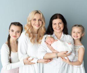 Liliia Rebryk Instagram - Мама 🩷

Чотири букви, два склади. Таке просте слово, але таке змістовне. 

Сповнене безкордонної любові. Турботи. Ніжності. Гордості. Щастя. Та, звісно, сліз, тривог, безсонних ночей, втоми. Це не ідеальна картинка, але з цього всього і складається життя. 

Я дякую своїй мамі. І я дякую всесвіту, що й сама тричі мама. Тільки материнське серце може містити стільки любові. 

Вітайте своїх матусь, обійміть, якщо маєте можливість та відмічайте їх в коментарях з найтеплішими побажаннями. 

З днем Матері🩷

Ці фото від @newangel_photographer з нашої першої з Адель фотосесії «New born» , коли їй був лише тиждень🙏🏻😍