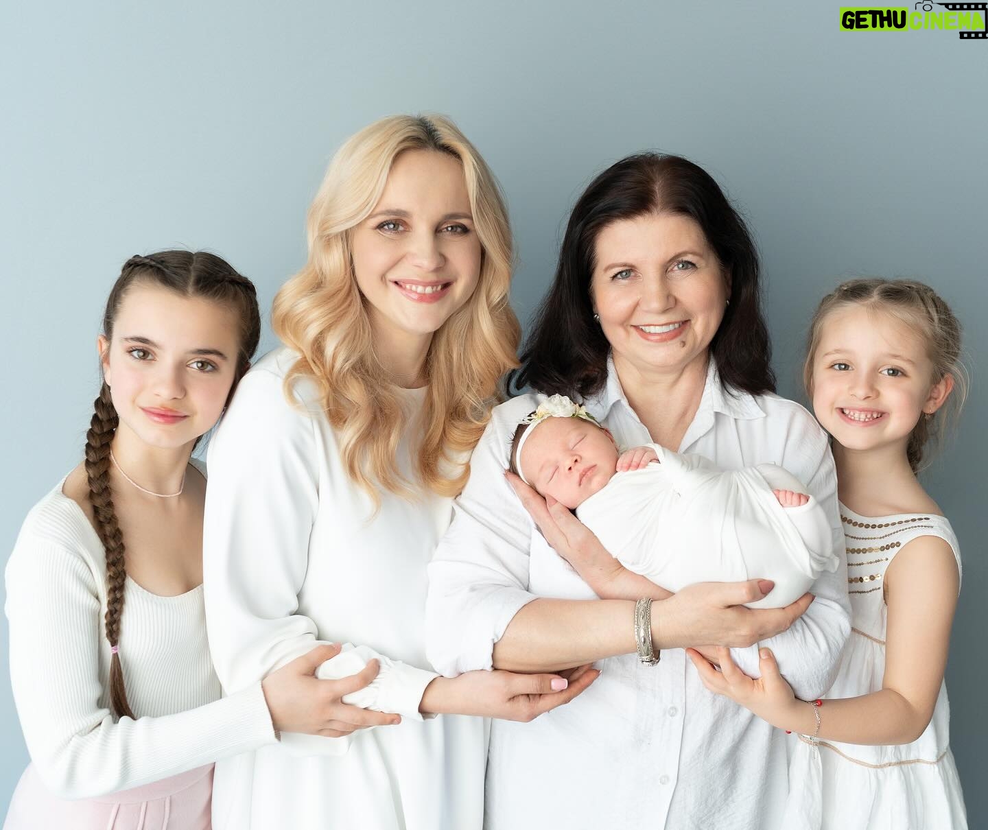 Liliia Rebryk - 82.7K Likes - Мама 🩷
Чотири букви, два склади. Таке просте слово, але таке змістовне.
Сповнене безкордонної любові. Турботи. Ніжності. Гордості. Щастя. Та, звісно, сліз, тривог, безсонних ночей, втоми. Це не ідеальна картинка, але з цього всього і складається життя.
Я дякую своїй мамі. І я дякую всесвіту, що й сама тричі мама. Тільки материнське серце може містити стільки любові.
Вітайте своїх матусь, обійміть, якщо маєте можливість та відмічайте їх в коментарях з найтеплішими побажаннями.
З днем Матері🩷
Ці фото від @newangel_photographer з нашої першої з Адель фотосесії «New born» , коли їй був лише тиждень🙏🏻😍