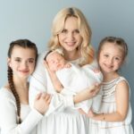 Liliia Rebryk Instagram - Мама 🩷 Чотири букви, два склади. Таке просте слово, але таке змістовне. Сповнене безкордонної любові. Турботи. Ніжності. Гордості. Щастя. Та, звісно, сліз, тривог, безсонних ночей, втоми. Це не ідеальна картинка, але з цього всього і складається життя. Я дякую своїй мамі. І я дякую всесвіту, що й сама тричі мама. Тільки материнське серце може містити стільки любові. Вітайте своїх матусь, обійміть, якщо маєте можливість та відмічайте їх в коментарях з найтеплішими побажаннями. З днем Матері🩷 Ці фото від @newangel_photographer з нашої першої з Адель фотосесії «New born» , коли їй був лише тиждень🙏🏻😍