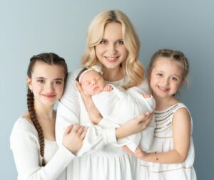 Liliia Rebryk Instagram - Мама 🩷

Чотири букви, два склади. Таке просте слово, але таке змістовне. 

Сповнене безкордонної любові. Турботи. Ніжності. Гордості. Щастя. Та, звісно, сліз, тривог, безсонних ночей, втоми. Це не ідеальна картинка, але з цього всього і складається життя. 

Я дякую своїй мамі. І я дякую всесвіту, що й сама тричі мама. Тільки материнське серце може містити стільки любові. 

Вітайте своїх матусь, обійміть, якщо маєте можливість та відмічайте їх в коментарях з найтеплішими побажаннями. 

З днем Матері🩷

Ці фото від @newangel_photographer з нашої першої з Адель фотосесії «New born» , коли їй був лише тиждень🙏🏻😍
