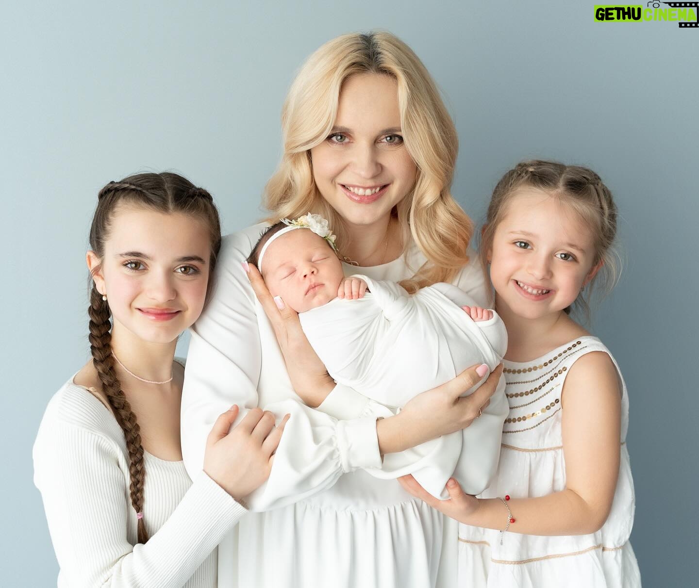 Liliia Rebryk - 82.7K Likes - Мама 🩷
Чотири букви, два склади. Таке просте слово, але таке змістовне.
Сповнене безкордонної любові. Турботи. Ніжності. Гордості. Щастя. Та, звісно, сліз, тривог, безсонних ночей, втоми. Це не ідеальна картинка, але з цього всього і складається життя.
Я дякую своїй мамі. І я дякую всесвіту, що й сама тричі мама. Тільки материнське серце може містити стільки любові.
Вітайте своїх матусь, обійміть, якщо маєте можливість та відмічайте їх в коментарях з найтеплішими побажаннями.
З днем Матері🩷
Ці фото від @newangel_photographer з нашої першої з Адель фотосесії «New born» , коли їй був лише тиждень🙏🏻😍