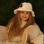 Liliia Rebryk Instagram - Колись це будуть не просто фото, а дійсно безтурботний стан душі «в пошуках подарунків…». …А зараз- просто як нагадування, що завтра новий Рік. Свято, яке в дитинстві завжди нагадувало про диво. Тоді здавалося, з 1 січня все буде якнайкраще! Так і буде! Колись…🙏🏻🤞🏻 А поки що- всім нам віри! Міцної та непорушної. Та надії 💙💛 Фото очима чудової @tsaruk.photo 🩷