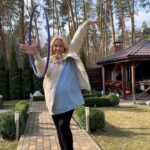 Liliia Rebryk Instagram - Кручу верчу 😉 #кручуверчу Трохи ранкової підзарядки від Полі-гімнастки🤸🤪. Ну і мама-гімнастка на 9 місяці🤰 не пасе задніх🤣🤘 P.S. Як мені вистачає енергії? Розкажу на зустрічі-бранчі 10.03 у Києві. Приходьте! Всі подробиці в попередньому дописі)🫶🏻