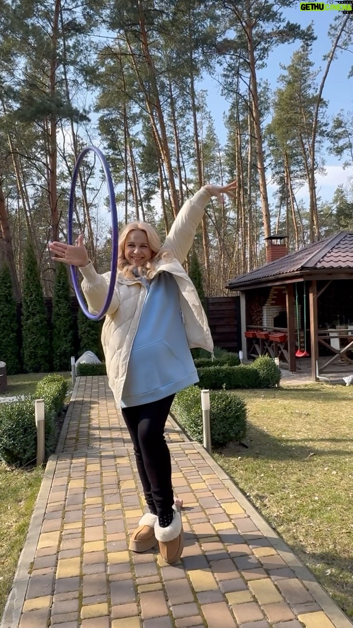 Liliia Rebryk Instagram - Кручу верчу 😉 #кручуверчу Трохи ранкової підзарядки від Полі-гімнастки🤸🤪. Ну і мама-гімнастка на 9 місяці🤰 не пасе задніх🤣🤘 P.S. Як мені вистачає енергії? Розкажу на зустрічі-бранчі 10.03 у Києві. Приходьте! Всі подробиці в попередньому дописі)🫶🏻