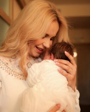 Liliia Rebryk Instagram - Для всіх, хто так важко переживає, що ім’я нашої третьої донечки Аделіна. Несила більше мовчати, бо коментарі під попереднім постом ростуть у геометричній прогресії. 

Розгадка дуже і дуже проста - гортайте карусель 😉 

А насправді обожнюю читати ваші коментарі! Винні, звісно, що не порадилися з усіма підписниками, а обрали ім’я дитині родиною 😂 

✨ «… Так багато на світі горя,
Люди, будьте взаємно красивими!»