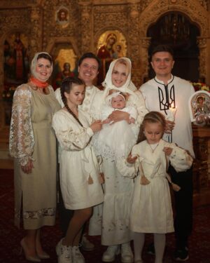 Liliia Rebryk Instagram - Такі дні, як цей, я забираю у скарбничку своїх щасливих спогадів. Бо щастя — це миті, коли відчував повну гармонію і спокій. Це — люди, які були поруч. Це — весна, сонце і зелень навколо. 

І відчувати у темні часи таке світло всередині — надзвичайно цінно. 

Це був дуже теплий в усіх сенсах день. Дуже затишний. Дуже сімейний. Дуже НАШ день. 

Хай янгол завжди оберігає нашу Аделіну🙏🏻. А хрещені @anatoliyanatolich та @irina_khomenko не дають йому відволіктися ні на мить 😉

Дякую за неймовірні вишиванки для нашої родини @vyshyvanka_by_vera 

Фото by @tsaruk.photo