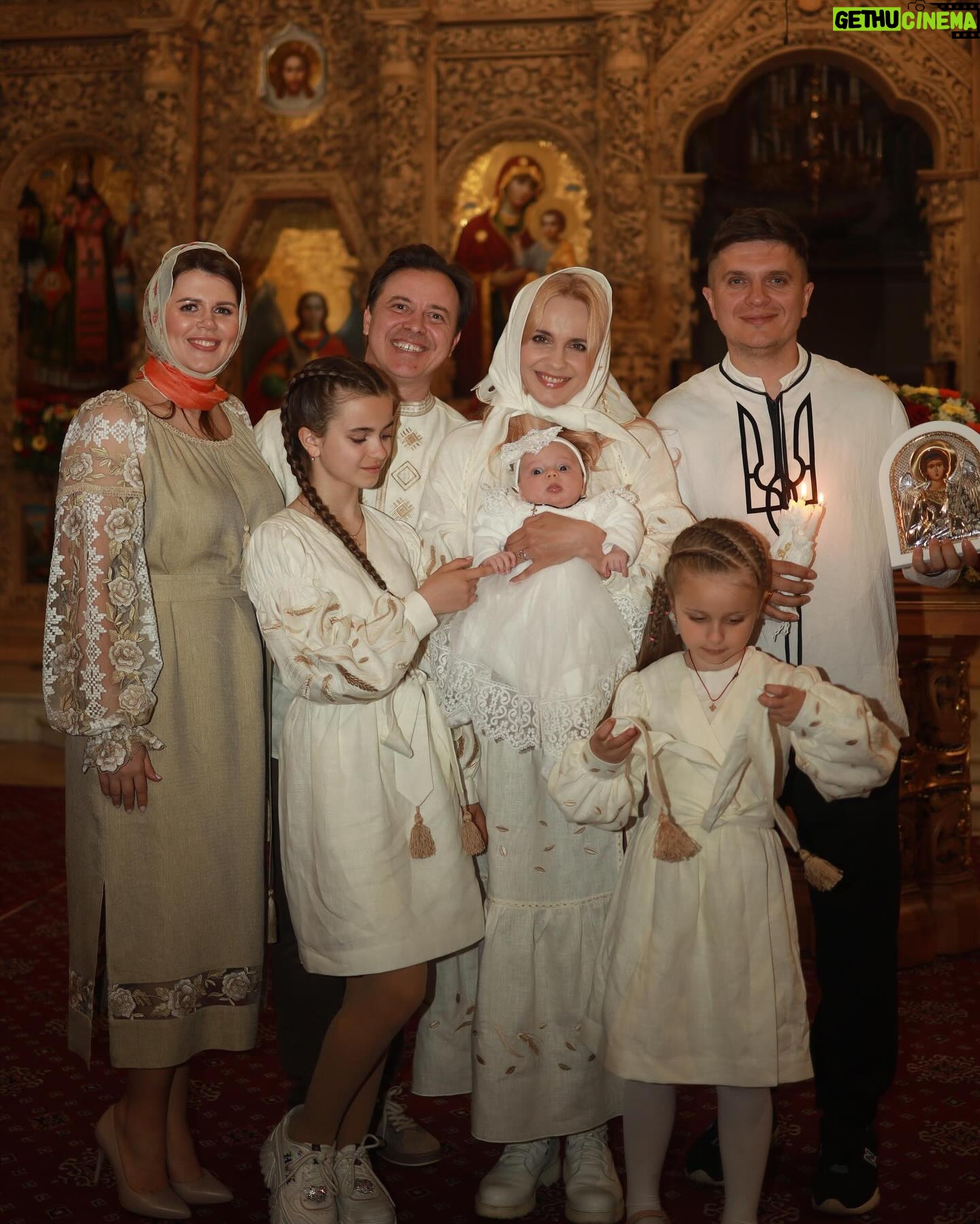 Liliia Rebryk - 113.9K Likes - Такі дні, як цей, я забираю у скарбничку своїх щасливих спогадів. Бо щастя — це миті, коли відчував повну гармонію і спокій. Це — люди, які були поруч. Це — весна, сонце і зелень навколо.
І відчувати у темні часи таке світло всередині — надзвичайно цінно.
Це був дуже теплий в усіх сенсах день. Дуже затишний. Дуже сімейний. Дуже НАШ день.
Хай янгол завжди оберігає нашу Аделіну🙏🏻. А хрещені @anatoliyanatolich та @irina_khomenko не дають йому відволіктися ні на мить 😉
Дякую за неймовірні вишиванки для нашої родини @vyshyvanka_by_vera
Фото by @tsaruk.photo