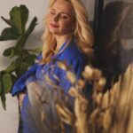 Liliia Rebryk Instagram - Лютий завершується, а це значить, що ми пережили зиму. Чи легко нам було? Ні. Нам не гасили світло в оселях, але інколи здавалося – воно гасне саме: всередині, там – де кажуть, що живе душа. Та ми впоралися, пережили це: не впали в прірву відчаю (хоча інколи так хотілося!), вчергове витягнули самі себе, знайшли сили йти далі, боротися, сподіватися. Залишився тільки ниючий біль, бо для когось ця зима стала останньою. І це біль стане хронічним: він ніколи не мине... Я бажаю, аби ця весна не загасила в нас надії, віри і любові. Бо весна – це завжди початок. Бо навесні завжди так сильно хочеться жити! #майжевесна Фото @tsaruk.photo Partly @vikideniskina Look @holy___base Mua @borsukovskaia_makeup