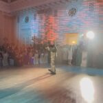 Liliia Rebryk Instagram - Якби мене попросили одним словом охарактеризувати українців, я б просто не змогла ОДНИМ. Бо ми — титани. Ми — міць, незламність, ми — мудрість і воля. І тому для мене була велика честь вести цьогорічний Благодійний Віденський бал. Бо саме міцні, незламні, мудрі, вільні люди були його учасниками і саме для таких людей ми разом збирали кошти. Захисники і захисниці, ветерани, поранені дітки і дорослі. Пишаюся тим, що була поруч з вами. Завдяки благодійному аукціону під час балу ми зібрали майже один мільйон гривень. Всі кошти підуть на підтримку проектів Благодійної організації «SOS Дитячі Містечка Україна», на відпочинок дітей ветеранів і дітей загиблих захисників і захисниць України у пригодницькому таборі “Строкаті Єноти”, який також засновано ветеранами війни. А також на дизельні генератори для вагонів, які перевозять поранених бійців. Відчуваєте в собі силу, маєте можливість, не хочете бути осторонь: допомагайте, донатьте. Підтримуйте! В цьому також наша сила — сила українців! @viennese_ball_kyiv Foto @viktorygolovina