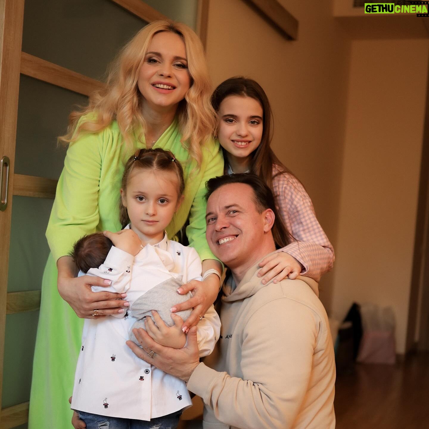 Liliia Rebryk - 141.7K Likes - Привіт, Адель ✨
Сьогодні ти спала першу ніч вдома — у ліжечку, яке ми з такою любовʼю добирали для тебе 🩷 Поруч з нами, батьками, і твоїми сестричками.
Вчора був такий емоційний день: тебе зустрічали з весняними квітами, з посмішками, сміхом. Тобі бажали щастя і миру, а нам — терпіння 😉 І я впевнена, все обовʼязково здійсниться, бо ж ми тепер — велика, дружня команда. І в нашій #дикасімейка — один за одного горою!
Ти знаєш, нам навіть звикати не довелося до третього батьківства: у @leleka_clinic , де ти народилася, все було з такою турботою і таким доглядом за тобою і мною, що ми просто насолоджувалися одна одною, моя дівчинко. І за це я дуже вдячна лікарям і медперсоналу. І особливо дякую @shemyakina_natalya , яка прийняла тебе у цей світ.
Рости, донечко, будь щасливою! Пізнавай світ і люби життя. В нас попереду — дуже-дуже довга щаслива дорога 💖
Foto @tsaruk.photo 🫶🏻