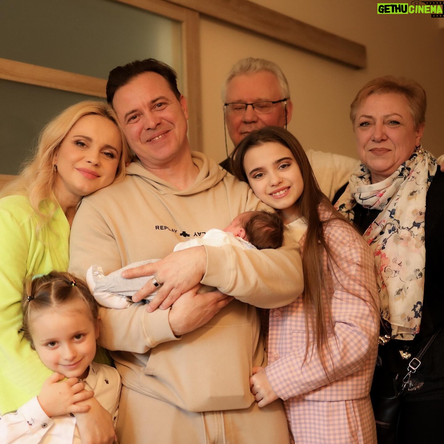 Liliia Rebryk - 141.7K Likes - Привіт, Адель ✨
Сьогодні ти спала першу ніч вдома — у ліжечку, яке ми з такою любовʼю добирали для тебе 🩷 Поруч з нами, батьками, і твоїми сестричками.
Вчора був такий емоційний день: тебе зустрічали з весняними квітами, з посмішками, сміхом. Тобі бажали щастя і миру, а нам — терпіння 😉 І я впевнена, все обовʼязково здійсниться, бо ж ми тепер — велика, дружня команда. І в нашій #дикасімейка — один за одного горою!
Ти знаєш, нам навіть звикати не довелося до третього батьківства: у @leleka_clinic , де ти народилася, все було з такою турботою і таким доглядом за тобою і мною, що ми просто насолоджувалися одна одною, моя дівчинко. І за це я дуже вдячна лікарям і медперсоналу. І особливо дякую @shemyakina_natalya , яка прийняла тебе у цей світ.
Рости, донечко, будь щасливою! Пізнавай світ і люби життя. В нас попереду — дуже-дуже довга щаслива дорога 💖
Foto @tsaruk.photo 🫶🏻