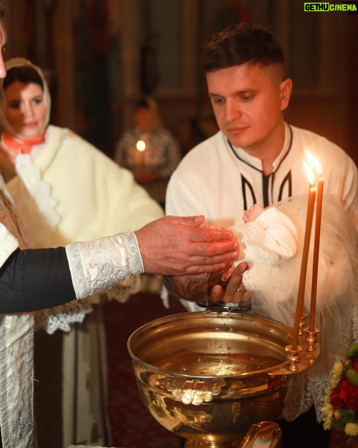 Liliia Rebryk - 113.9K Likes - Такі дні, як цей, я забираю у скарбничку своїх щасливих спогадів. Бо щастя — це миті, коли відчував повну гармонію і спокій. Це — люди, які були поруч. Це — весна, сонце і зелень навколо.
І відчувати у темні часи таке світло всередині — надзвичайно цінно.
Це був дуже теплий в усіх сенсах день. Дуже затишний. Дуже сімейний. Дуже НАШ день.
Хай янгол завжди оберігає нашу Аделіну🙏🏻. А хрещені @anatoliyanatolich та @irina_khomenko не дають йому відволіктися ні на мить 😉
Дякую за неймовірні вишиванки для нашої родини @vyshyvanka_by_vera
Фото by @tsaruk.photo