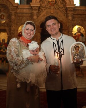 Liliia Rebryk Instagram - Такі дні, як цей, я забираю у скарбничку своїх щасливих спогадів. Бо щастя — це миті, коли відчував повну гармонію і спокій. Це — люди, які були поруч. Це — весна, сонце і зелень навколо. 

І відчувати у темні часи таке світло всередині — надзвичайно цінно. 

Це був дуже теплий в усіх сенсах день. Дуже затишний. Дуже сімейний. Дуже НАШ день. 

Хай янгол завжди оберігає нашу Аделіну🙏🏻. А хрещені @anatoliyanatolich та @irina_khomenko не дають йому відволіктися ні на мить 😉

Дякую за неймовірні вишиванки для нашої родини @vyshyvanka_by_vera 

Фото by @tsaruk.photo