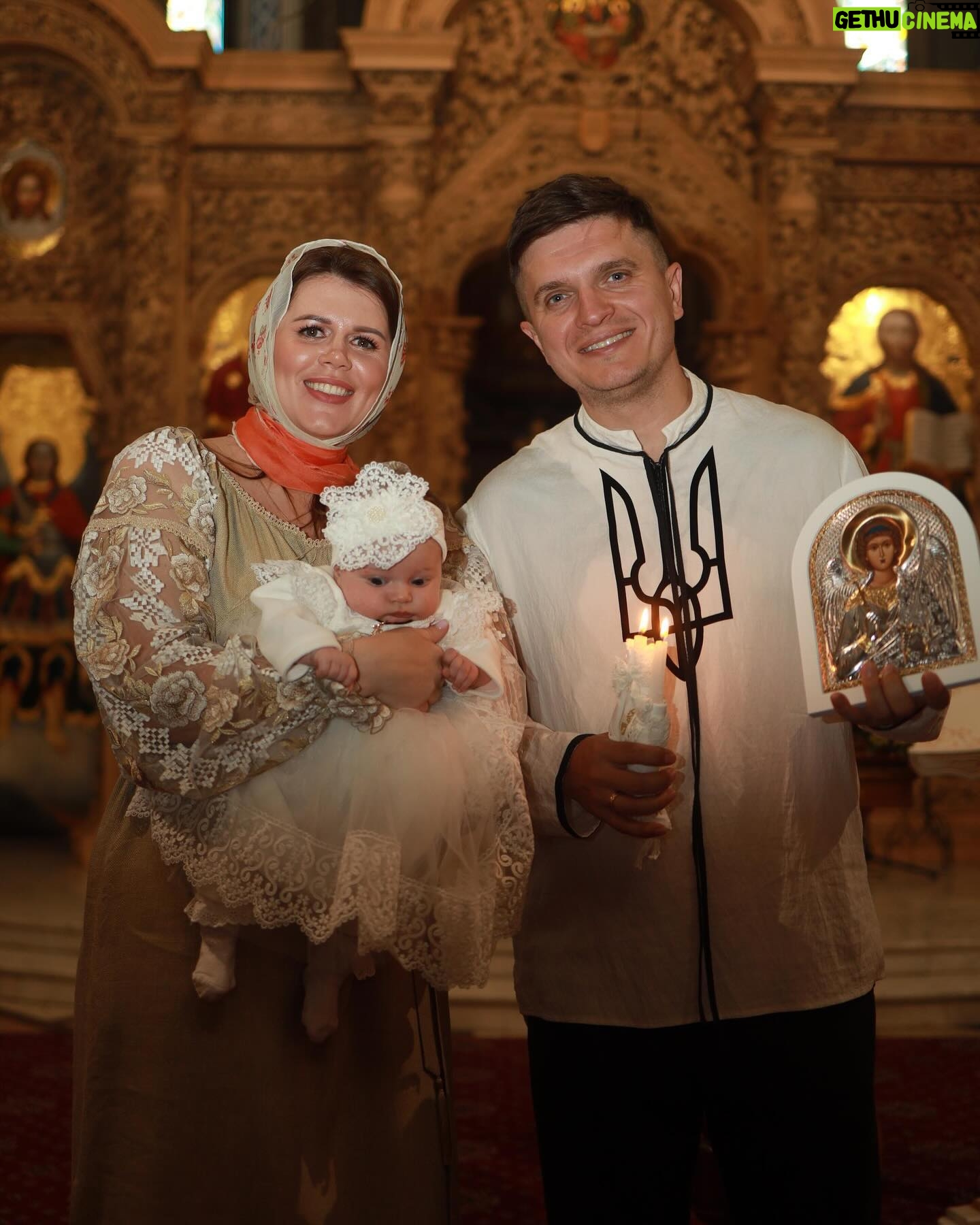 Liliia Rebryk - 113.9K Likes - Такі дні, як цей, я забираю у скарбничку своїх щасливих спогадів. Бо щастя — це миті, коли відчував повну гармонію і спокій. Це — люди, які були поруч. Це — весна, сонце і зелень навколо.
І відчувати у темні часи таке світло всередині — надзвичайно цінно.
Це був дуже теплий в усіх сенсах день. Дуже затишний. Дуже сімейний. Дуже НАШ день.
Хай янгол завжди оберігає нашу Аделіну🙏🏻. А хрещені @anatoliyanatolich та @irina_khomenko не дають йому відволіктися ні на мить 😉
Дякую за неймовірні вишиванки для нашої родини @vyshyvanka_by_vera
Фото by @tsaruk.photo