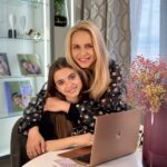 Liliia Rebryk Instagram - Щоб дитина сама хотіла розвиватись — знайдіть їй справу, яку вона сама любить! І тоді це буде не просто навчання, а хобі! Це я побачила по своїй Діані. Вона обожнює малювати і ми почали шукати школу, де б вона розвивала свої таланти. Тепер нашу старшу не відірвати від навчання у Гоуайтінс академії. І спробуй зайти у кімнату, коли йде урок 😂 Це ІТ-академія для дітей та підлітків 7-17 років. До речі, діти тут не просто розвиваються і навчаються, а вже в підлітковому віці можуть заробляти перші кошти на фрілансі і працювати на Junior посадах в IT компаніях. А для дитини дуже важливо мати свої кишенькові гроші. Та й для батьків економія 😉 Напрямки дуже різноманітні: від творчих до технічних. Дизайн, малювання (можна одразу на планшеті), можна розробляти власні ігри. Якщо хочете, щоб ваша дитина росла успішною, щасливою і реалізовувалася - приєднуйтесь! Вам допоможуть обрати напрямок, який точно зацікавить дитину. Залишаю Вам посилання у шапці свого профілю на перший пробний безкоштовний урок. Зареєструйте свою дитину і побачите як продуктивно можна проводити вільний час в гаджеті. Дитина точно зацінить!😉❤️