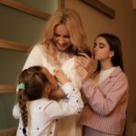 Liliia Rebryk Instagram - Привіт, Адель ✨ Сьогодні ти спала першу ніч вдома — у ліжечку, яке ми з такою любовʼю добирали для тебе 🩷 Поруч з нами, батьками, і твоїми сестричками. Вчора був такий емоційний день: тебе зустрічали з весняними квітами, з посмішками, сміхом. Тобі бажали щастя і миру, а нам — терпіння 😉 І я впевнена, все обовʼязково здійсниться, бо ж ми тепер — велика, дружня команда. І в нашій #дикасімейка — один за одного горою! Ти знаєш, нам навіть звикати не довелося до третього батьківства: у @leleka_clinic , де ти народилася, все було з такою турботою і таким доглядом за тобою і мною, що ми просто насолоджувалися одна одною, моя дівчинко. І за це я дуже вдячна лікарям і медперсоналу. І особливо дякую @shemyakina_natalya , яка прийняла тебе у цей світ. Рости, донечко, будь щасливою! Пізнавай світ і люби життя. В нас попереду — дуже-дуже довга щаслива дорога 💖 Foto @tsaruk.photo 🫶🏻