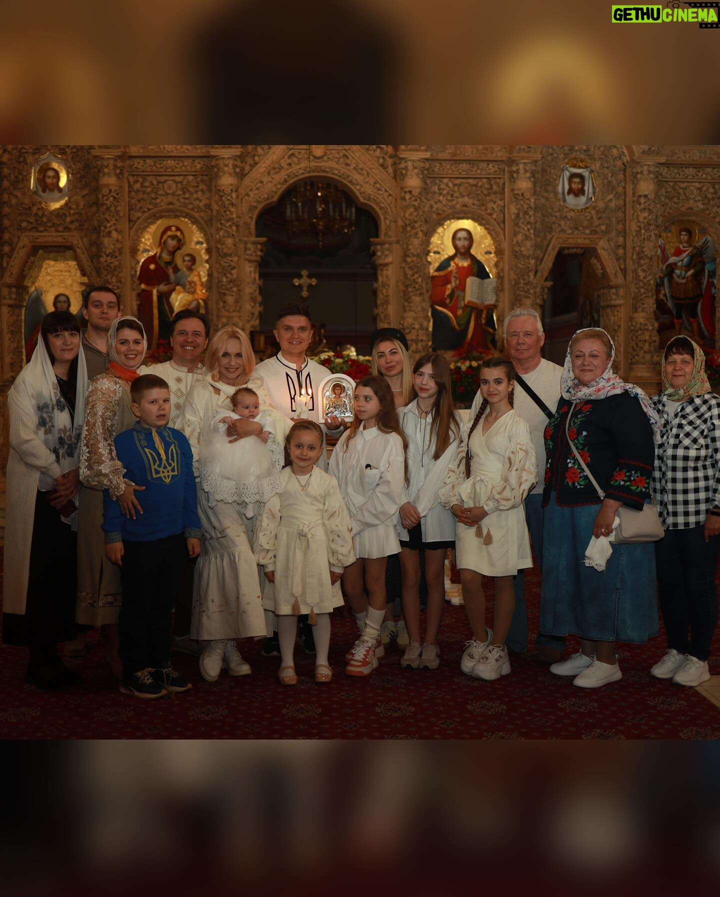 Liliia Rebryk - 113.9K Likes - Такі дні, як цей, я забираю у скарбничку своїх щасливих спогадів. Бо щастя — це миті, коли відчував повну гармонію і спокій. Це — люди, які були поруч. Це — весна, сонце і зелень навколо.
І відчувати у темні часи таке світло всередині — надзвичайно цінно.
Це був дуже теплий в усіх сенсах день. Дуже затишний. Дуже сімейний. Дуже НАШ день.
Хай янгол завжди оберігає нашу Аделіну🙏🏻. А хрещені @anatoliyanatolich та @irina_khomenko не дають йому відволіктися ні на мить 😉
Дякую за неймовірні вишиванки для нашої родини @vyshyvanka_by_vera
Фото by @tsaruk.photo