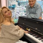 Liliia Rebryk Instagram - Крокуємо в новий робочий ефірний тиждень з музикою та вірою в найкраще🙏🏻❤️ Дивіться «Ранок вдома» @ranokvdoma на телеканалі ДІМ @kanal_dim щодня о 7:30. Прокидайтеся з нами! Знайдіть привід усміхнутися 🫶🏻, хоча б від того, як я граю на фортепіано😀. Знаю, що #backstage – це завжди цікаво🙈 #понеділок #раноквдома #каналдім