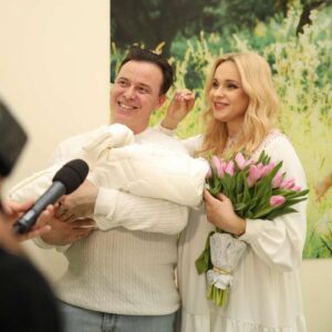 Liliia Rebryk Instagram - Привіт, Адель ✨

Сьогодні ти спала першу ніч вдома — у ліжечку, яке ми з такою любовʼю добирали для тебе 🩷 Поруч з нами, батьками, і твоїми сестричками. 

Вчора був такий емоційний день: тебе зустрічали з весняними квітами, з посмішками, сміхом. Тобі бажали щастя і миру, а нам — терпіння 😉 І я впевнена, все обовʼязково здійсниться, бо ж ми тепер — велика, дружня команда. І в нашій #дикасімейка — один за одного горою! 

Ти знаєш, нам навіть звикати не довелося до третього батьківства: у @leleka_clinic , де ти народилася, все було з такою турботою і таким доглядом за тобою і мною, що ми просто насолоджувалися одна одною, моя дівчинко. І за це я дуже вдячна лікарям і медперсоналу. І особливо дякую @shemyakina_natalya , яка прийняла тебе у цей світ. 

Рости, донечко, будь щасливою! Пізнавай світ і люби життя. В нас попереду — дуже-дуже довга щаслива дорога 💖

Foto @tsaruk.photo 🫶🏻