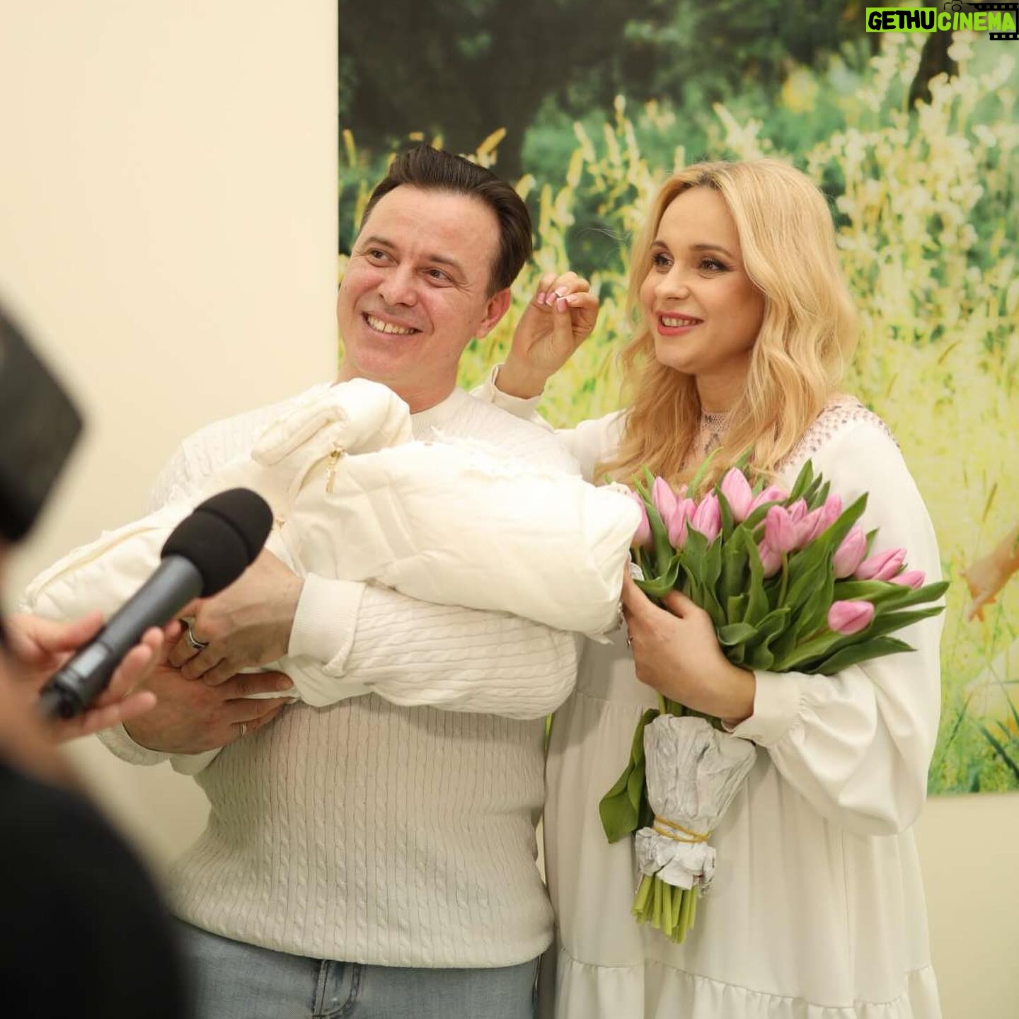 Liliia Rebryk - 141.7K Likes - Привіт, Адель ✨
Сьогодні ти спала першу ніч вдома — у ліжечку, яке ми з такою любовʼю добирали для тебе 🩷 Поруч з нами, батьками, і твоїми сестричками.
Вчора був такий емоційний день: тебе зустрічали з весняними квітами, з посмішками, сміхом. Тобі бажали щастя і миру, а нам — терпіння 😉 І я впевнена, все обовʼязково здійсниться, бо ж ми тепер — велика, дружня команда. І в нашій #дикасімейка — один за одного горою!
Ти знаєш, нам навіть звикати не довелося до третього батьківства: у @leleka_clinic , де ти народилася, все було з такою турботою і таким доглядом за тобою і мною, що ми просто насолоджувалися одна одною, моя дівчинко. І за це я дуже вдячна лікарям і медперсоналу. І особливо дякую @shemyakina_natalya , яка прийняла тебе у цей світ.
Рости, донечко, будь щасливою! Пізнавай світ і люби життя. В нас попереду — дуже-дуже довга щаслива дорога 💖
Foto @tsaruk.photo 🫶🏻