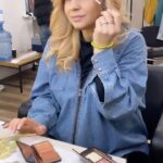 Liliia Rebryk Instagram - 4,3,2,1… ефір! А далі — те, що ви бачите в кадрі! А що ж відбувається ДО того 😉? Дивіться! @ranokvdoma @kanal_dim P.S. І так: я досі працюю, бо робота повертає до життя, що б у ньому не відбувалося!