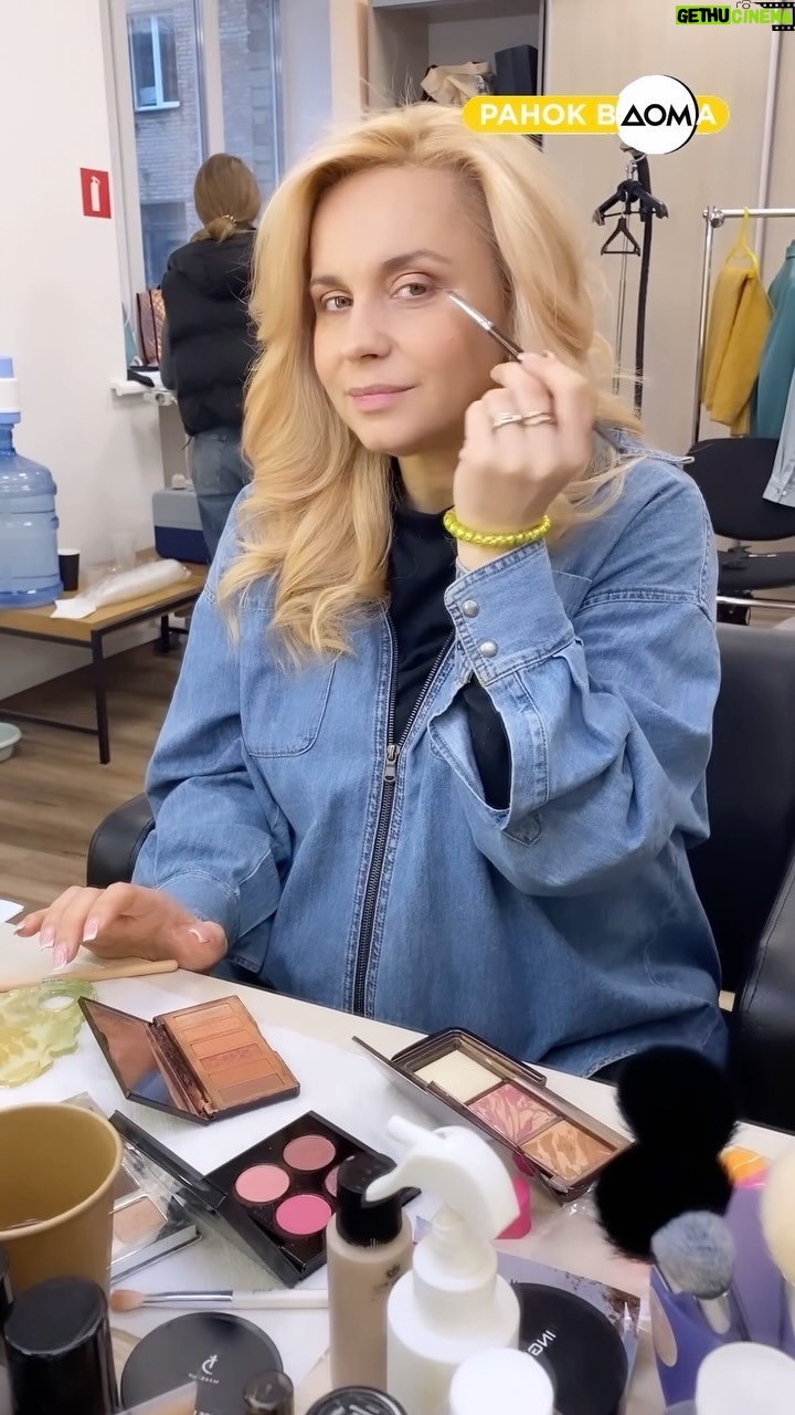 Liliia Rebryk Instagram - 4,3,2,1… ефір! А далі — те, що ви бачите в кадрі! А що ж відбувається ДО того 😉? Дивіться! @ranokvdoma @kanal_dim P.S. І так: я досі працюю, бо робота повертає до життя, що б у ньому не відбувалося!