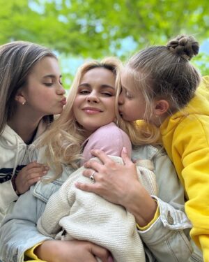 Liliia Rebryk Instagram - Мій новий рік 💛

Що змінилося в житті за ці 365 днів? Тепер я #маматрьох. І ці дівчата — моє найбільше щастя. Найвище досягнення. Найміцніша любов. 

І більше підсумків… не буде. Після тривожної ночі не так спокійно на душі. Я хочу просто хочу МИРУ.

#дикасімейка ❤️❤️❤️❤️❤️